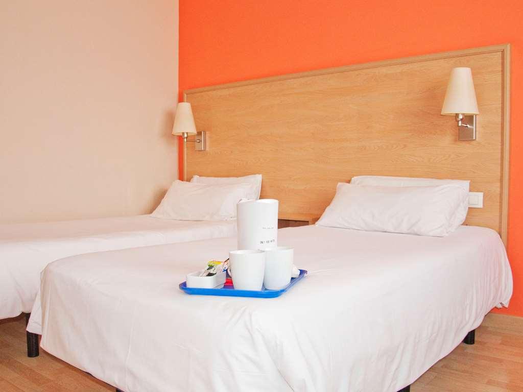 Travelodge Barcelona Fira L'Hospitalet de Llobregat Szoba fotó